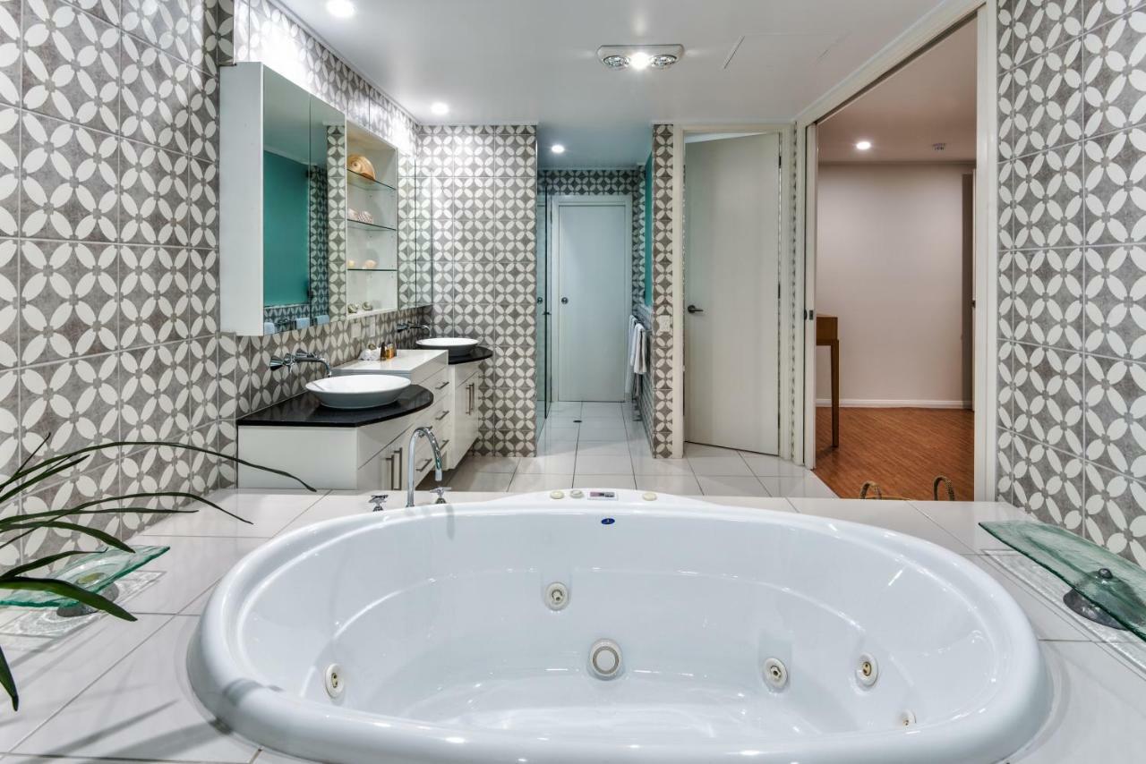 Pavillions Penthouse 25 - Luxury Waterfront Apartment With Private Roof Top Pool And Buggy Хамилтън Айлънд Екстериор снимка